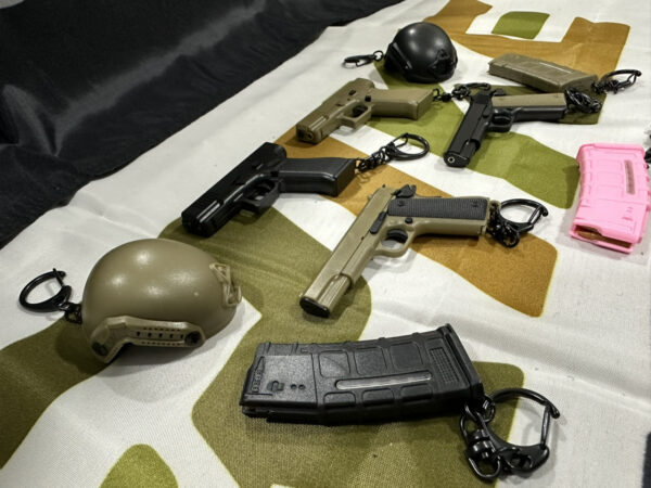 Airsoft Privjesak Kaciga - Otvarac za pivo